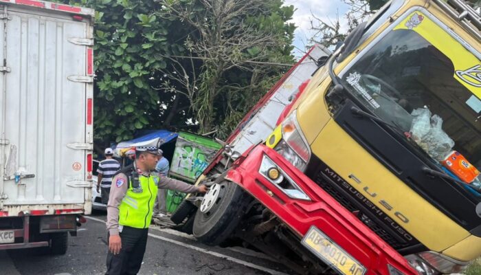 Diduga Rem Blong, Truk Kecelakaan di Simpang Kumpulrejo Salatiga, Sopir-Penumpang Luka-Luka