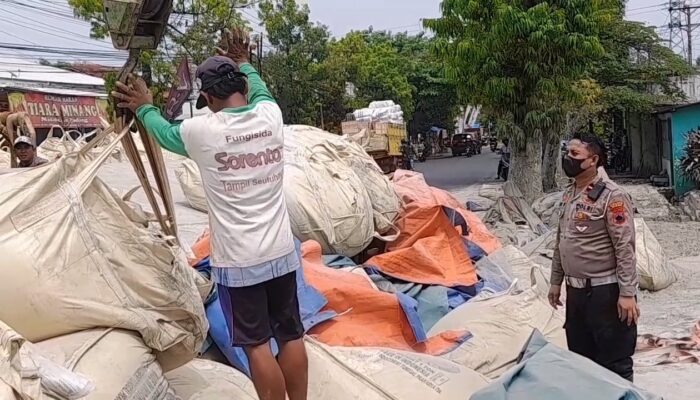 Sopir Diduga Ngantuk, Truk Tronton Bermuatan 56 Ton Semen Terguling di Blora