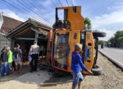 truk blora terguling
