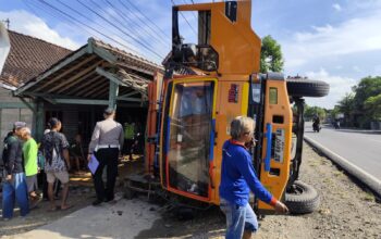 truk blora terguling