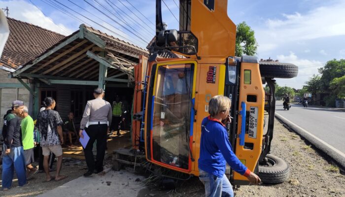 Menghindari Motor, Truk Tronton Terguling Hingga Timpa Teras Rumah Warga di Blora