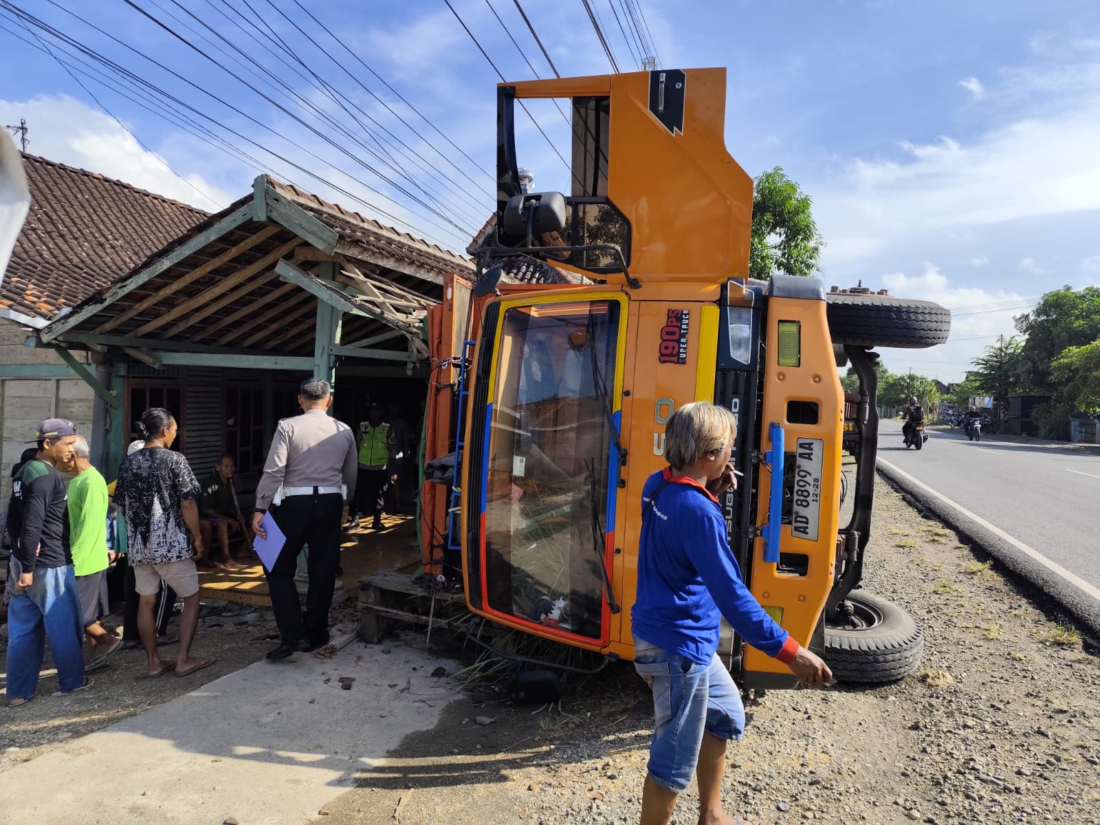 truk blora terguling