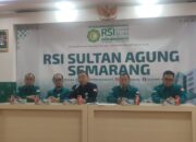 Direktur RSI Sultan Agung Agus Ujianto dalam konferensi pers di Aula RSI Sultan Agung Semarang, Senin, 15 September 2025. (Elly Amaliyah/beritajateng.tv)