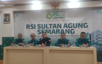 Direktur RSI Sultan Agung Agus Ujianto dalam konferensi pers di Aula RSI Sultan Agung Semarang, Senin, 15 September 2025. (Elly Amaliyah/beritajateng.tv)
