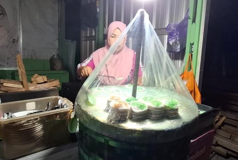 Salah satu pedagang, Paryanti menyajikan serabi Ngampin. (Yuni Esa Anugrah/beritajateng.tv)