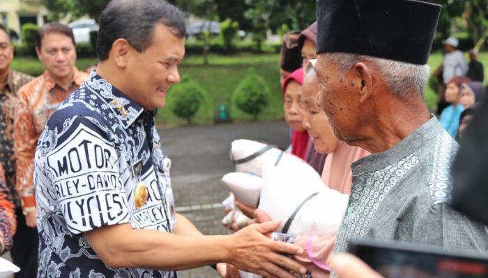 Ringankan Beban Warga di Jateng, Ahmad Luthfi Serahkan Bantuan 6 Ton Beras kepada Kelompok Rentan