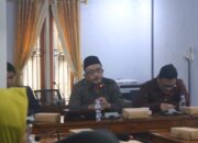 Subroto, ketua Komisi D DPRD Blora saat rapat dengar pendapat bersama Korwil SPPG di Blora dan Dinas Pendidikan di Ruang Rapat DPRD Blora. (Heri/beritajateng.tv)