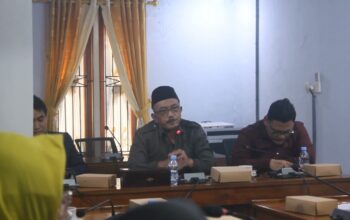 Subroto, ketua Komisi D DPRD Blora saat rapat dengar pendapat bersama Korwil SPPG di Blora dan Dinas Pendidikan di Ruang Rapat DPRD Blora. (Heri/beritajateng.tv)