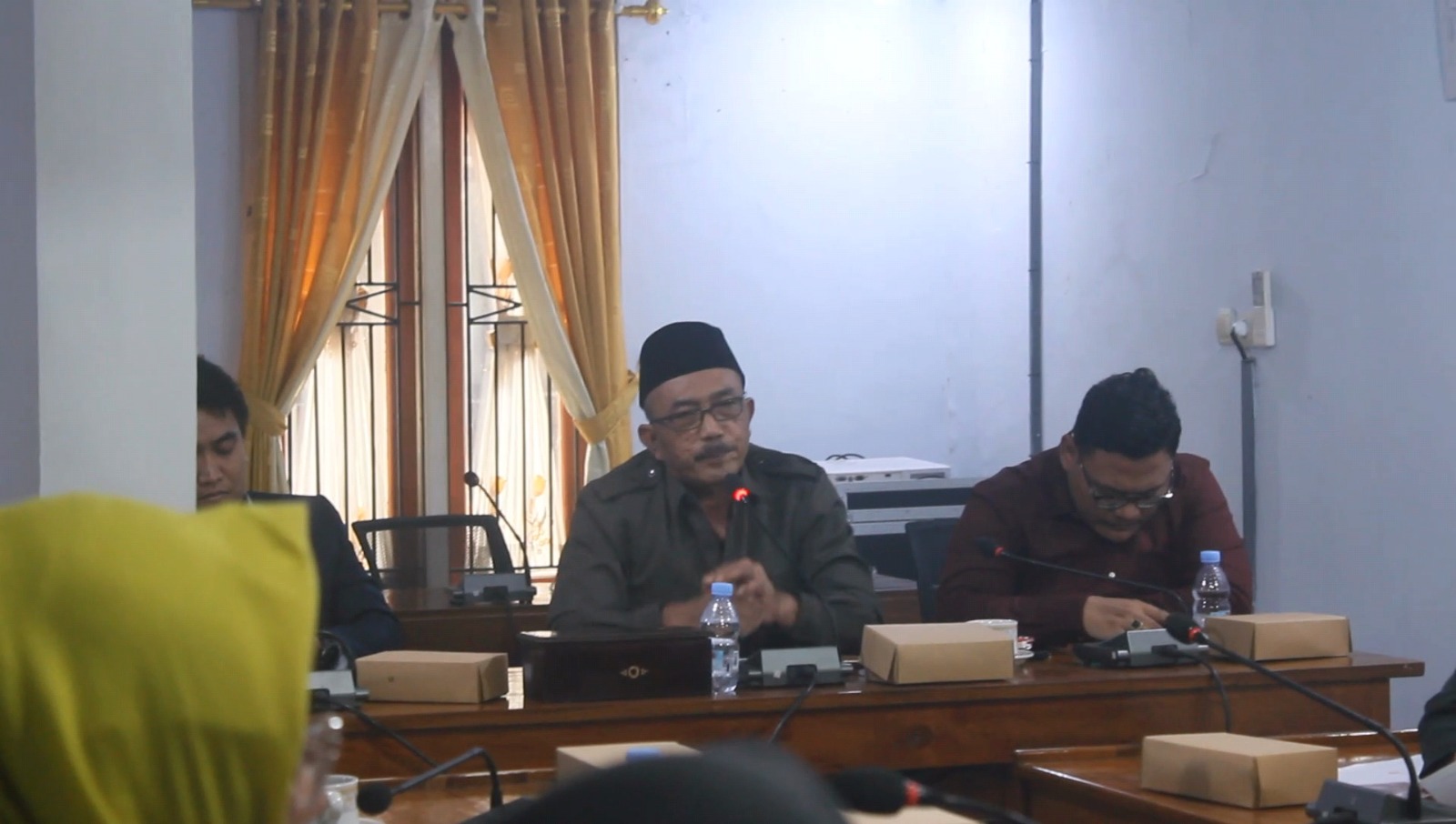 Subroto, ketua Komisi D DPRD Blora saat rapat dengar pendapat bersama Korwil SPPG di Blora dan Dinas Pendidikan di Ruang Rapat DPRD Blora. (Heri/beritajateng.tv)
