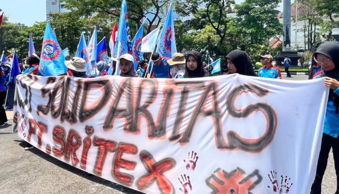 Demo Eks Karyawan Sritex di Kantor Gubernur Jateng: Keluhkan Usia Tua Sulit Dapat Pekerjaan Baru