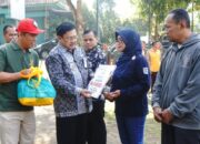 Wali Kota Salatiga, Robby Hernawan saat menyerahkan bantuan penguatan usaha kepada pelaku UMKM kerajinan bambu