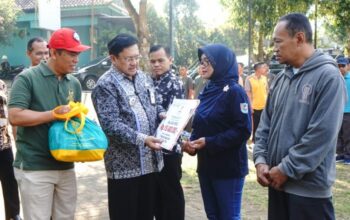 Wali Kota Salatiga, Robby Hernawan saat menyerahkan bantuan penguatan usaha kepada pelaku UMKM kerajinan bambu
