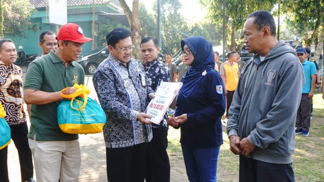 Wali Kota Salatiga, Robby Hernawan saat menyerahkan bantuan penguatan usaha kepada pelaku UMKM kerajinan bambu