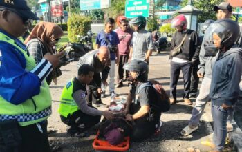 Diduga Kecelakaan Tunggal, Ibu dan Anak Dilarikan ke RSUD Gondosuwarno