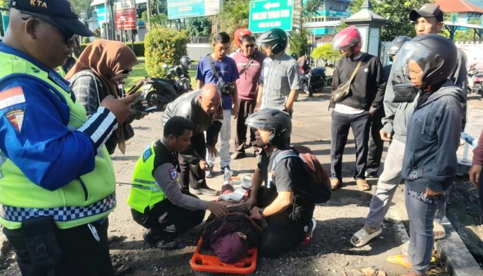Diduga Kecelakaan Tunggal, Ibu dan Anak Dilarikan ke RSUD Gondosuwarno