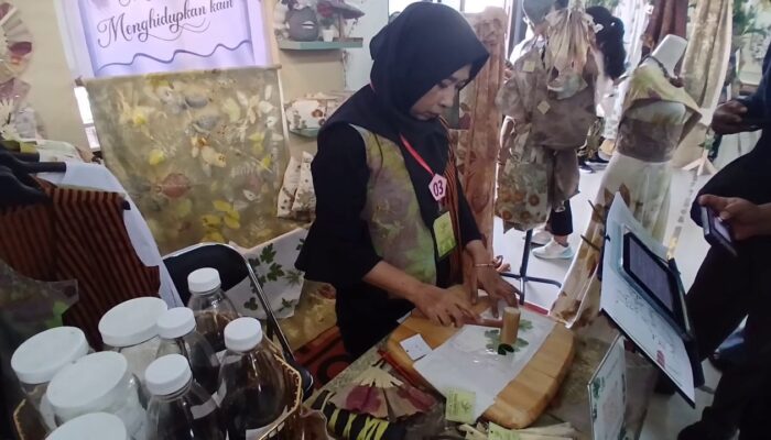 PKK Karangjati Semarang Kembangkan UMKM Batik Ecoprint, Lelang Karya Dukung Pencegahan Stunting