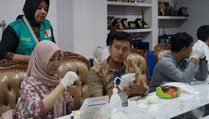 Cegah Keracunan, Dishanpan Semarang Uji Lab Bahan Pangan MBG dan Beri Pelatihan SPPG