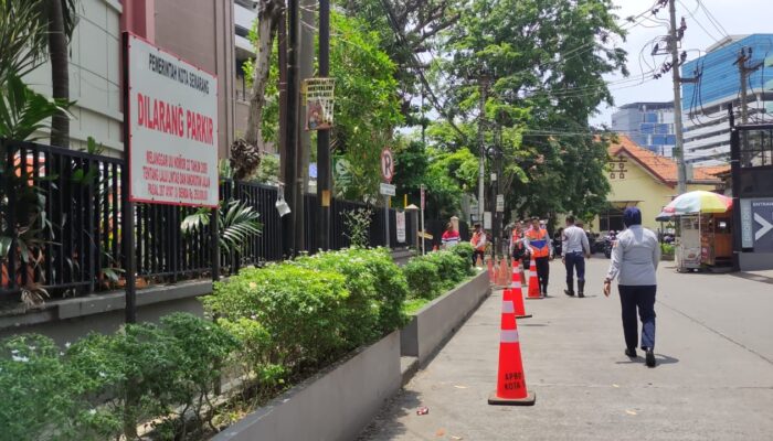 Dishub Sisir Jalan Simpang Samping DP Mall Semarang, Pasang Traffic Cone dan Tertibkan Parkir Liar