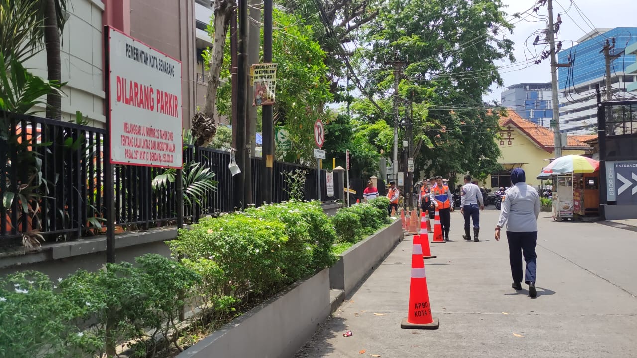 Dishub Sisir Jalan Simpang Samping DP Mall Semarang, Pasang Traffic Cone dan Tertibkan Parkir Liar