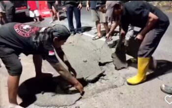 Viral! Relawan Kelupas Aspal di Jalan Suratmo Semarang, Sebut Tambal Jalan Berlubang Asal-asalan