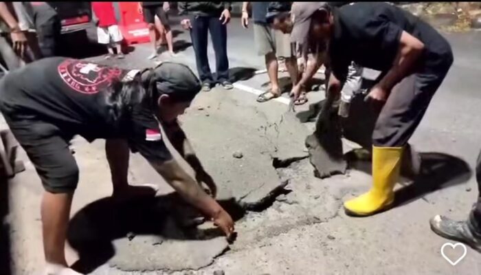 Viral! Relawan Kelupas Aspal di Jalan Suratmo Semarang, Sebut Tambal Jalan Berlubang Asal-asalan