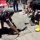 Viral! Relawan Kelupas Aspal di Jalan Suratmo Semarang, Sebut Tambal Jalan Berlubang Asal-asalan