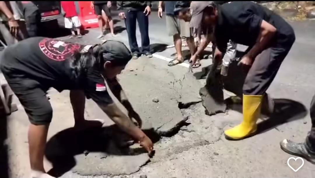 Viral! Relawan Kelupas Aspal di Jalan Suratmo Semarang, Sebut Tambal Jalan Berlubang Asal-asalan