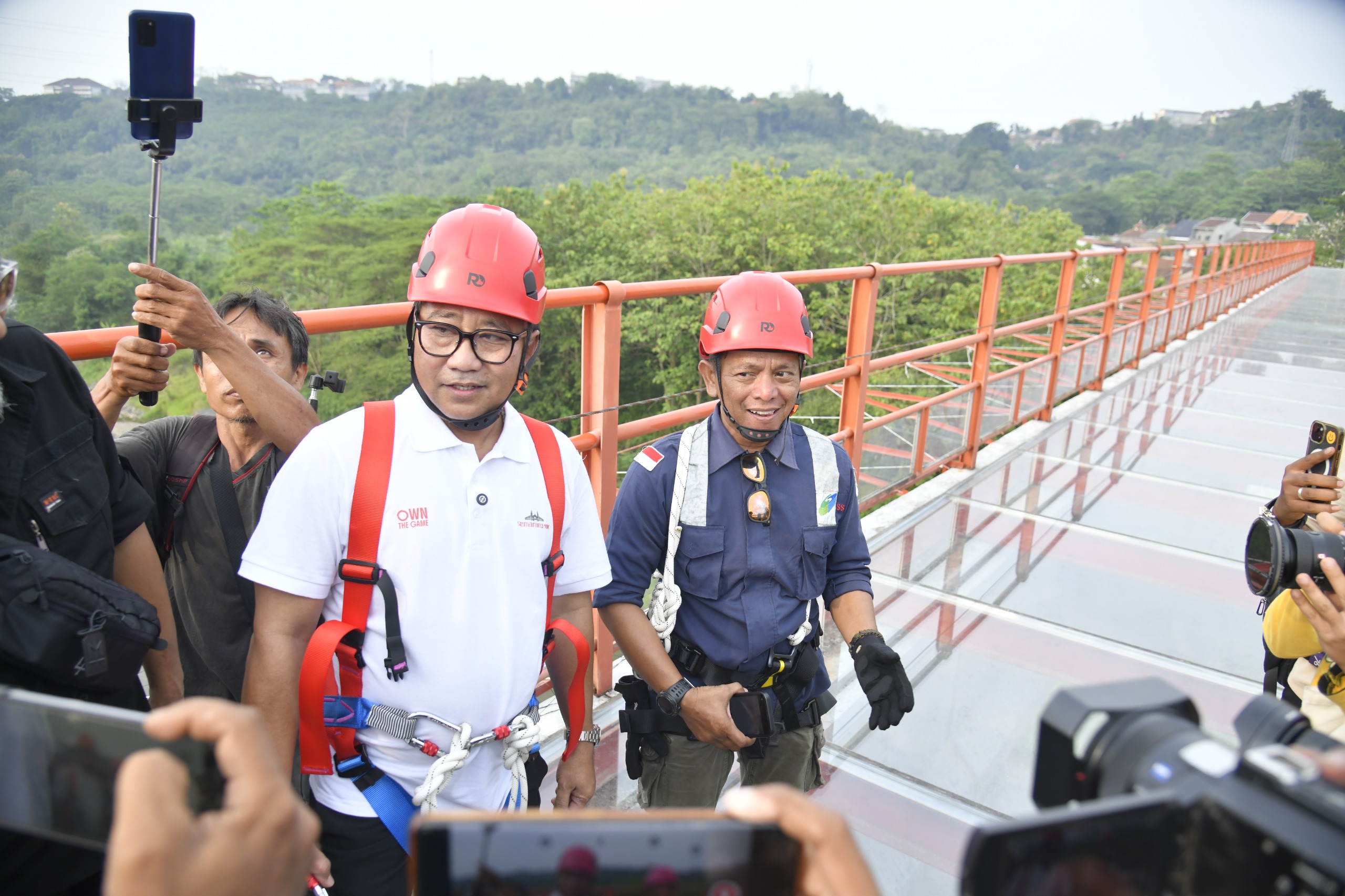 Wakil Walikota Semarang Iswar Aminuddin dengan perlengkapan safety mencoba menaiki Jembatan Kaca Tinjomoyo Semarang. (Ellya/beritajateng.tv) 