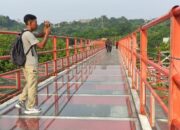 Spot Selfie Sekaligus Uji Nyali, Jembatan Kaca Tinjomoyo Semarang Resmi Dibuka untuk Umum