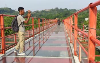Spot Selfie Sekaligus Uji Nyali, Jembatan Kaca Tinjomoyo Semarang Resmi Dibuka untuk Umum
