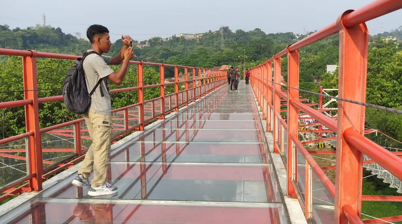 Spot Selfie Sekaligus Uji Nyali, Jembatan Kaca Tinjomoyo Semarang Resmi Dibuka untuk Umum