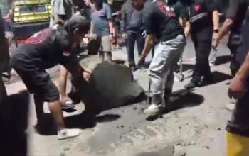 Viral Aspal Jalan di Semarang Bisa Dikupas, Relawan Himpun Dana Lakukan Pengecoran