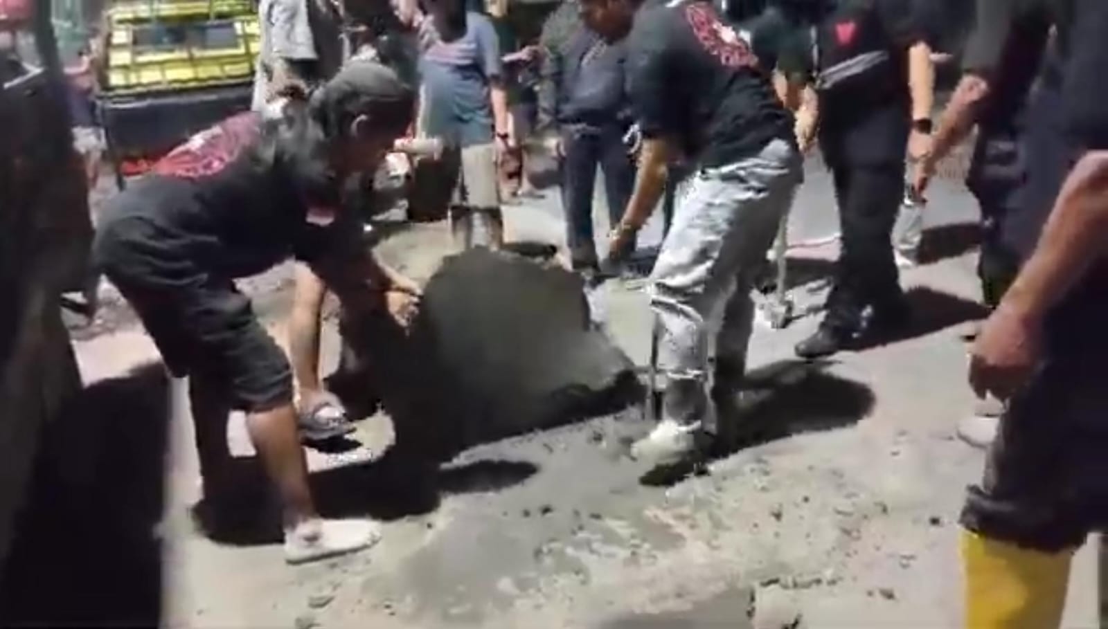 Viral Aspal Jalan di Semarang Bisa Dikupas, Relawan Himpun Dana Lakukan Pengecoran