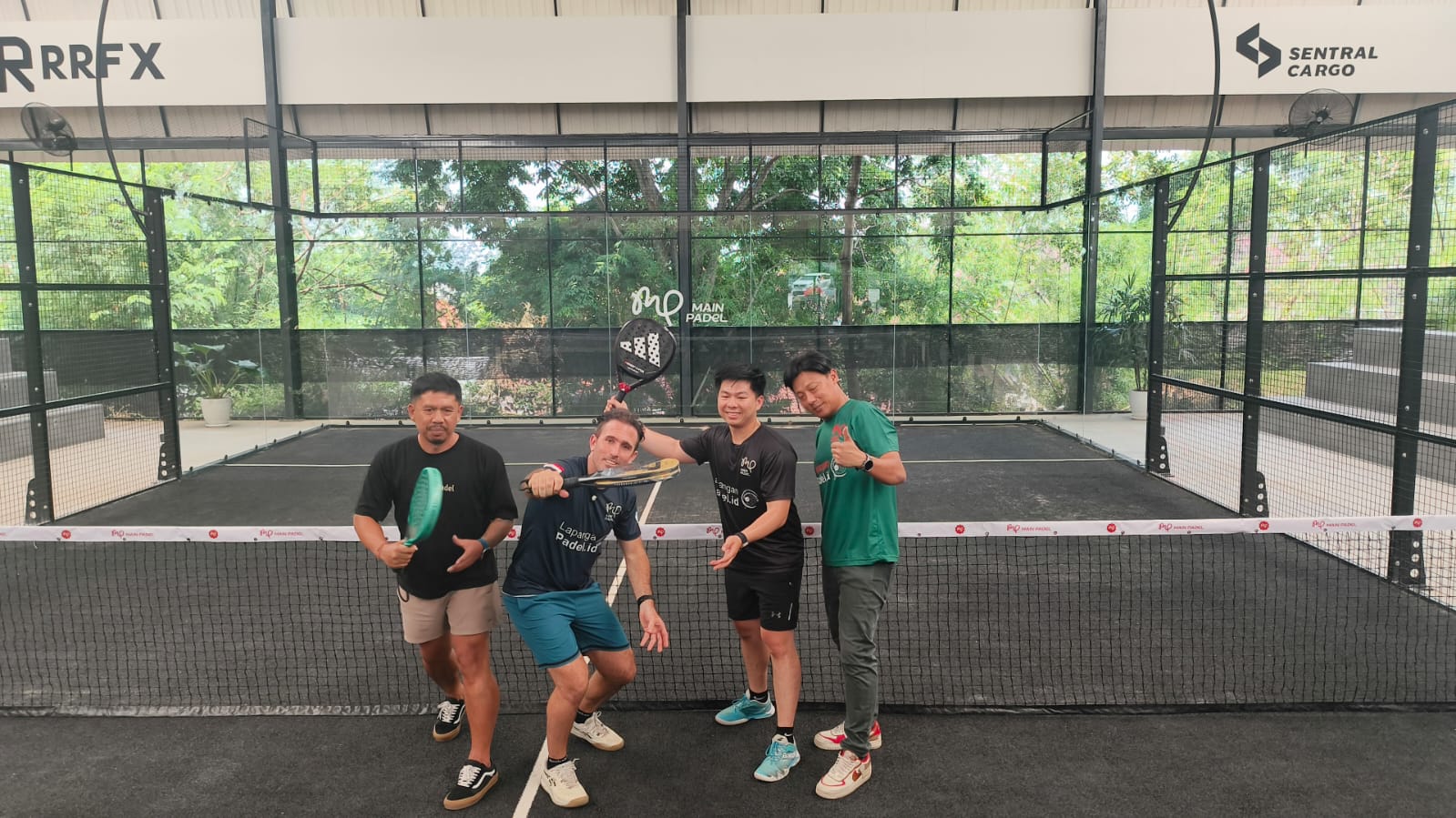 Olahraga Padel terus berkembang pesat di Kota Semarang. Tren olahraga asal Spanyol ini semakin diminati masyarakat berbagai usia. Kini, Main Padel Semarang resmi membuka lima lapangan baru di Jalan Sultan Agung mulai 10 Oktober 2025, lengkap dengan fasilitas modern untuk pemain pemula hingga profesional. Kehadiran fasilitas baru ini menjadi angin segar bagi komunitas Padel di Semarang, sekaligus menandai semakin besarnya minat masyarakat terhadap olahraga raket yang tengah naik daun tersebut.