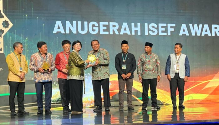 Perkuat Ekosistem Keuangan Syariah, Bank Jateng dapat Penghargaan UUS Pendukung Pembiayaan Ekonomi Syariah Terbaik