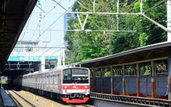 Kereta KRL melintas di salah satu stasiun