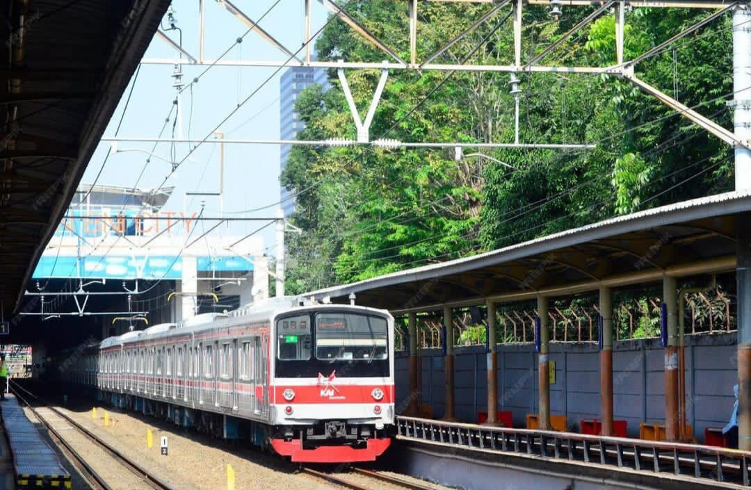 Kereta KRL melintas di salah satu stasiun