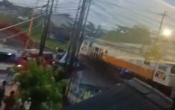 Truk Tabrak Kereta Harina di Perlintasan Kaligawe, Daop 4 Lakukan Pengananan dan Normalisasi Jalur