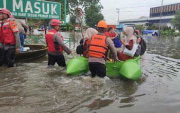 Pantura Lumpuh, Banjir Menggenang Sebabkan Kendaraan Mogok dan Kemacetan Panjang