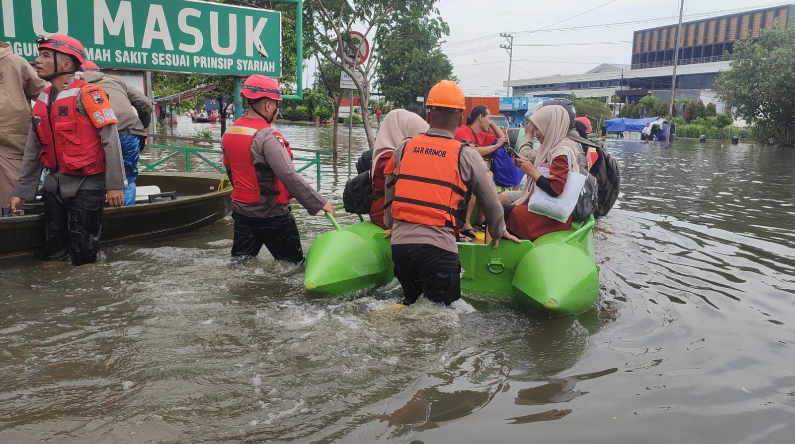 Pantura Lumpuh, Banjir Menggenang Sebabkan Kendaraan Mogok dan Kemacetan Panjang