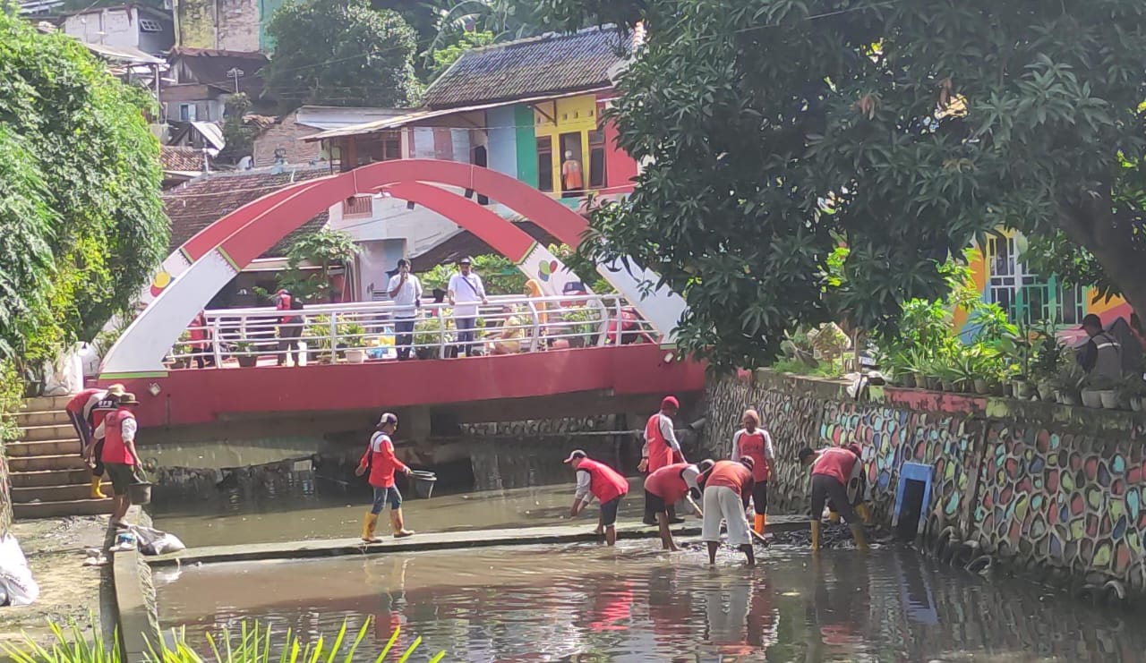 Pembersihan sungai dan sedimentasi di Kali Semarang kawasan Kampung Pelangi. (Ellya/ber