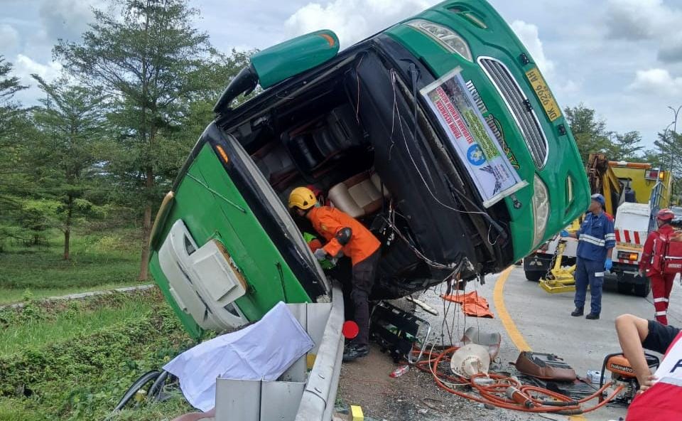 Kronologi Kecelakaan Bus Wisata FKK Bendan Ngisor Semarang Tol Pemalang