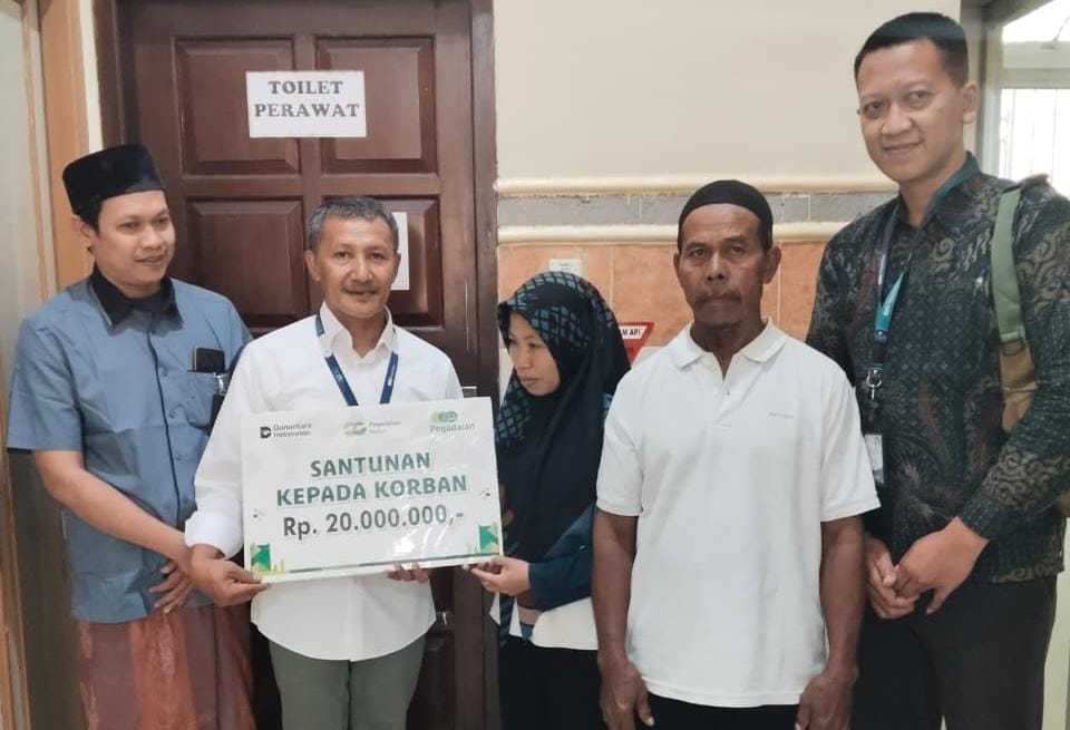 Pekerja Vendor Tersetrum Saat Pasang Tratak di Kantor Pegadaian Blora, Direksi Beri Santunan Rp20 Juta
