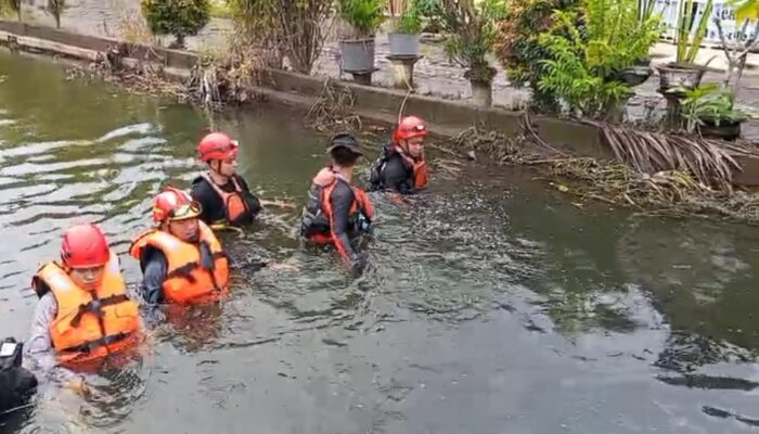 Cari Bocah Hanyut, Tim SAR Semarang Susuri Aliran Sungai Tlogomulyo Sejauh 3 KM