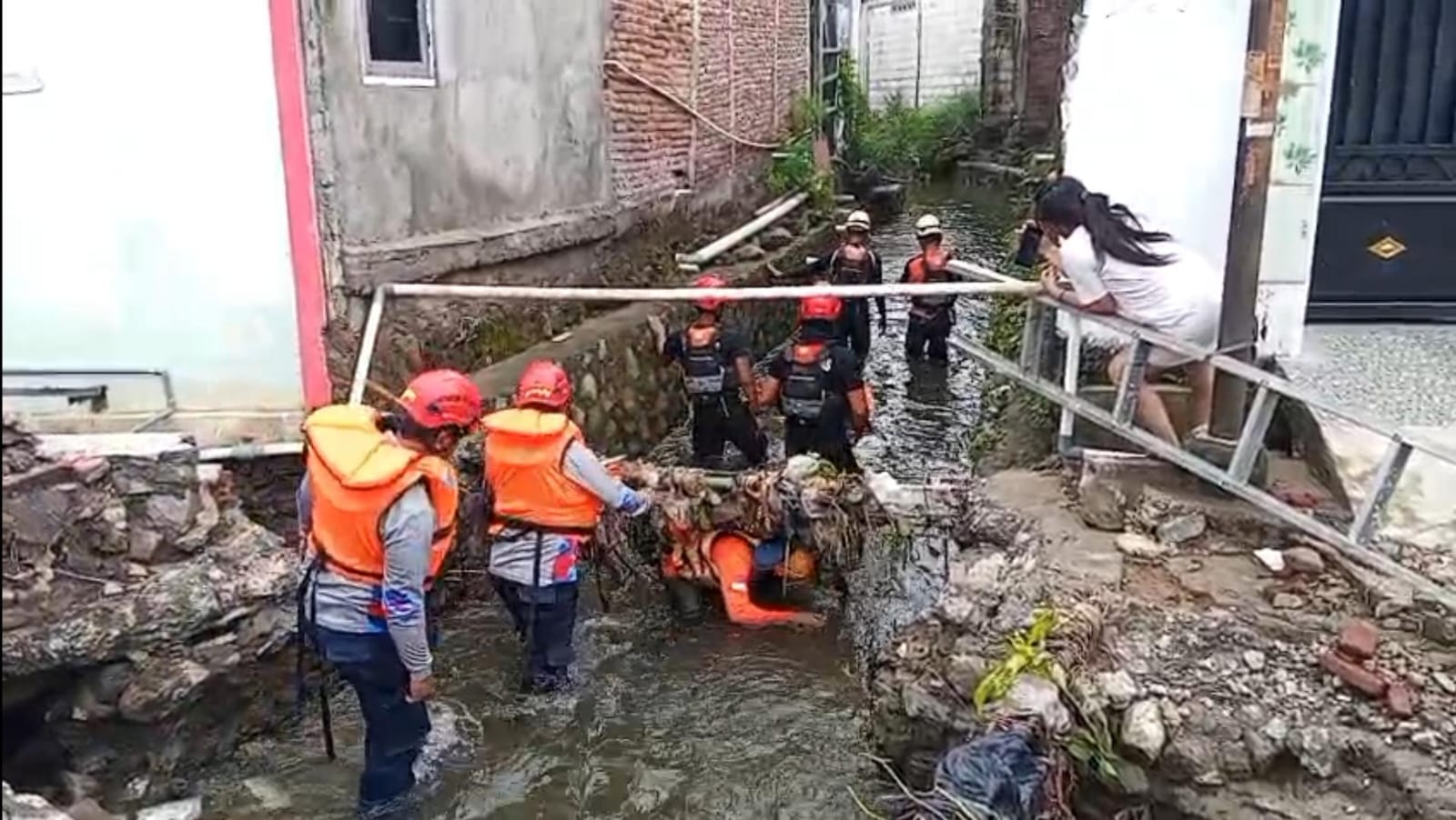 Tragedi di Tengah Banjir Semarang, Dua Anak Hanyut Terseret Arus di Tlogomulyo Pedurungan