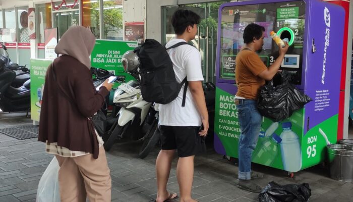 Tukar Botol Plastik Jadi Cuan, Inovasi Hijau Pertamina Lewat RVM