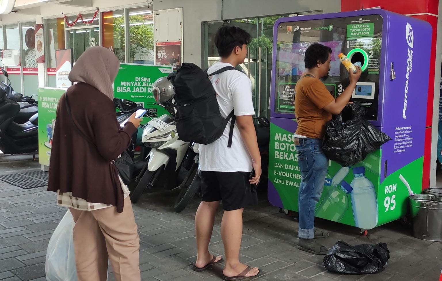 Tukar Botol Plastik Jadi Cuan, Inovasi Hijau Pertamina Lewat RVM