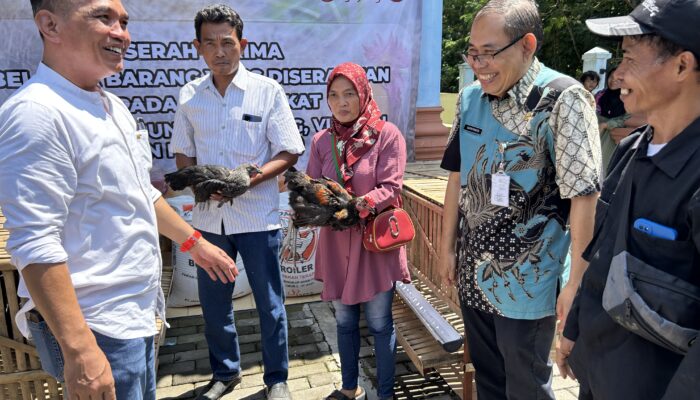 Sumanto Serahkan Bantuan Ayam, Berharap Bisa Tingkatkan Perekonomian Warga