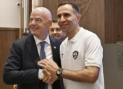 Timur Kapadze (kanan) bersama presiden FIFA Gianni Infantino (kiri).