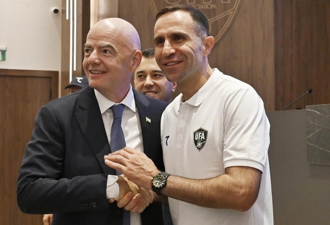 Timur Kapadze (kanan) bersama presiden FIFA Gianni Infantino (kiri).